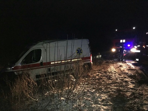 Pod Kramatorskom perevernulsja avtomobil skoroj pomoshhi 2