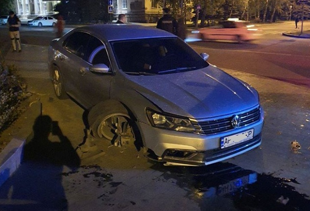 V Kramatorske avtomobil s pjanym voditelem sletel s dorogi