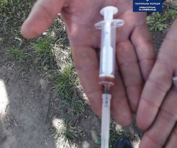 V Kramatorske grazhdane nosjat s soboj shpricy 1