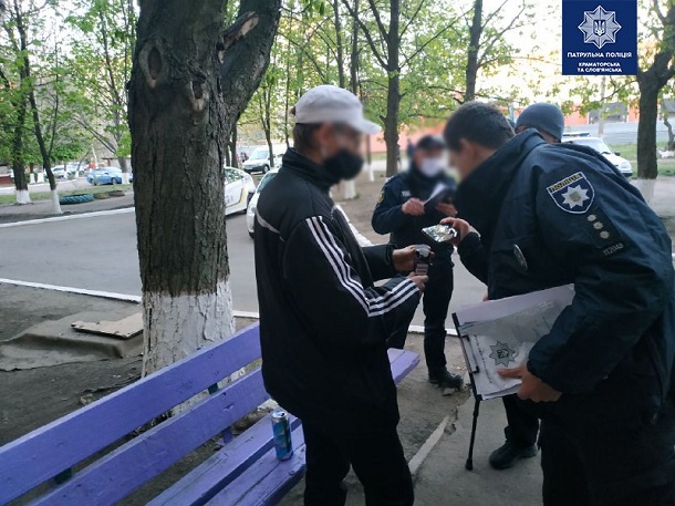 V Kramatorske grazhdane nosjat s soboj shpricy 2