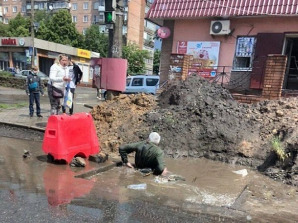 V Kramatorske muzhchina provalilsja v jamu nedostroennoj livnevoj kanalizacii 2