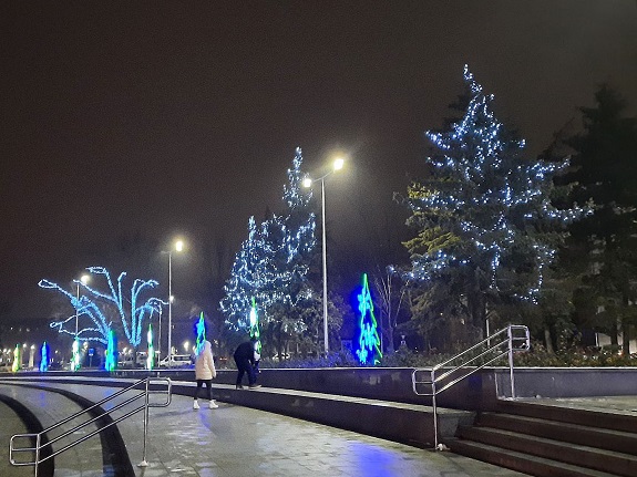 V Kramatorske na ploshhadi Mira zazhglas glavnaja elka goroda 2