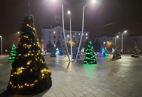 V Kramatorske na ploshhadi Mira zazhglas glavnaja elka goroda 6