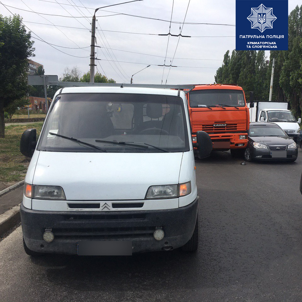 V Kramatorske na ulice Tihogo stolknulis tri avtomobilja 2