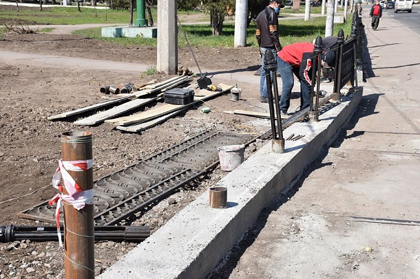 V Kramatorske obustraivajut gazony livnevki i ostanovki 3