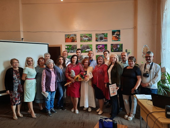 V Kramatorske otkrylas fotovystavka Po strokam pojeticheskim shagaet ezh liricheskij 16