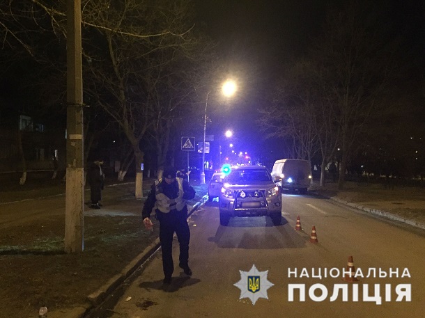 V Kramatorske pod kolesa avtomobilja popali dve devushki