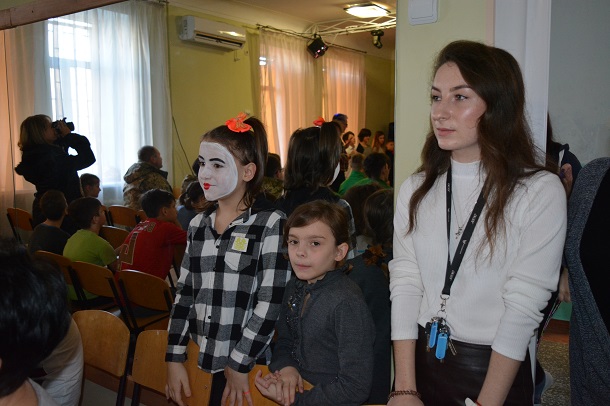 V Kramatorske pogranichniki pozdravili detej s dnem Svjatogo Nikolaja 9