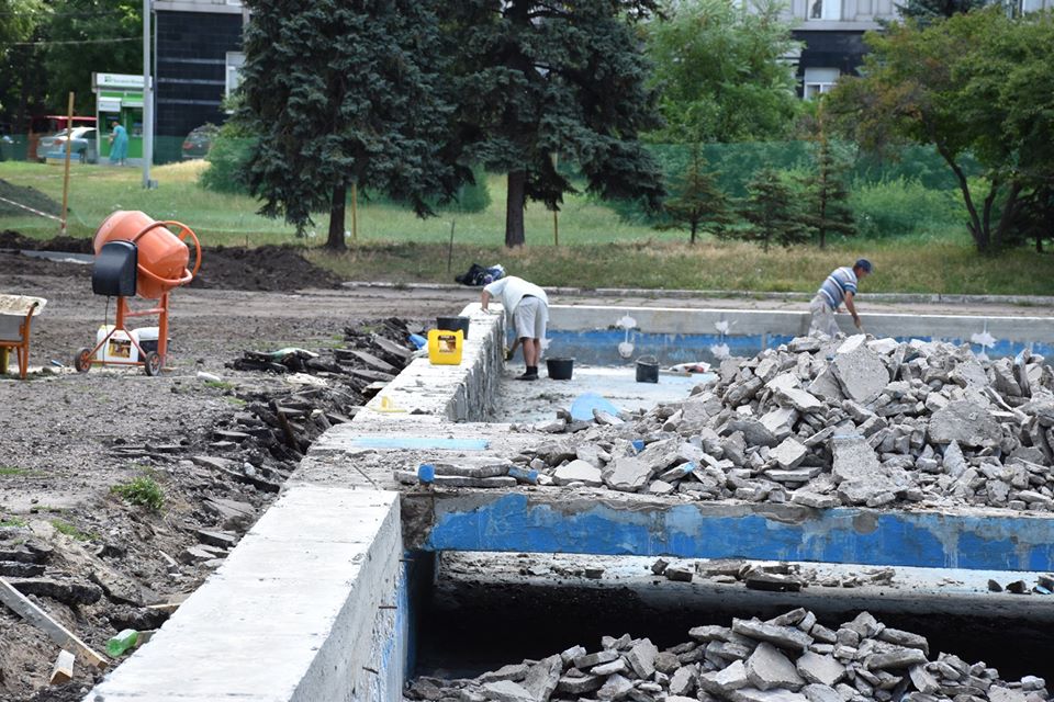 V Kramatorske prodolzhaetsja rekonstrukcija skvera Profsojuzov 4