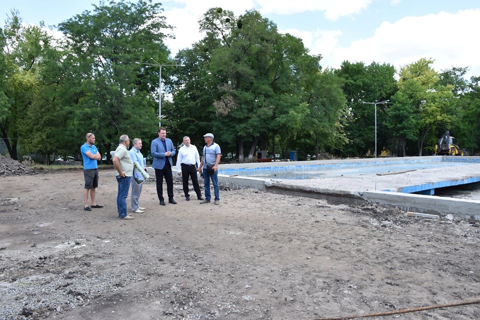 V Kramatorske prodolzhaetsja rekonstrukcija skvera Profsojuzov 6