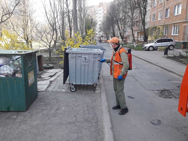 V Kramatorske provoditsja obrabotka musornyh bakov 1
