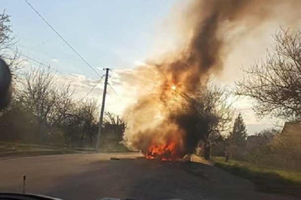 V Kramatorske v avtomobile chut ne sgoreli muzhchina i dvoe detej