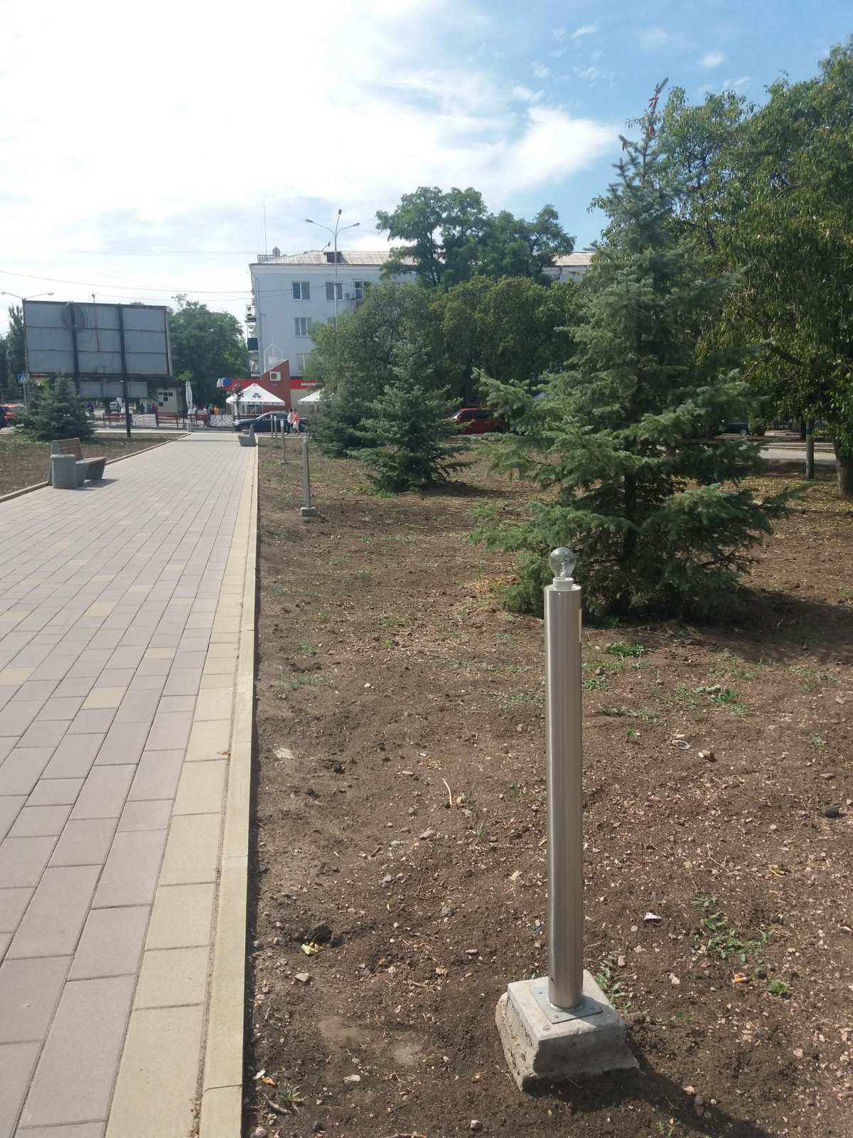 V Kramatorske vandaly lomajut novoe osveshhenie v skvere labirint 2