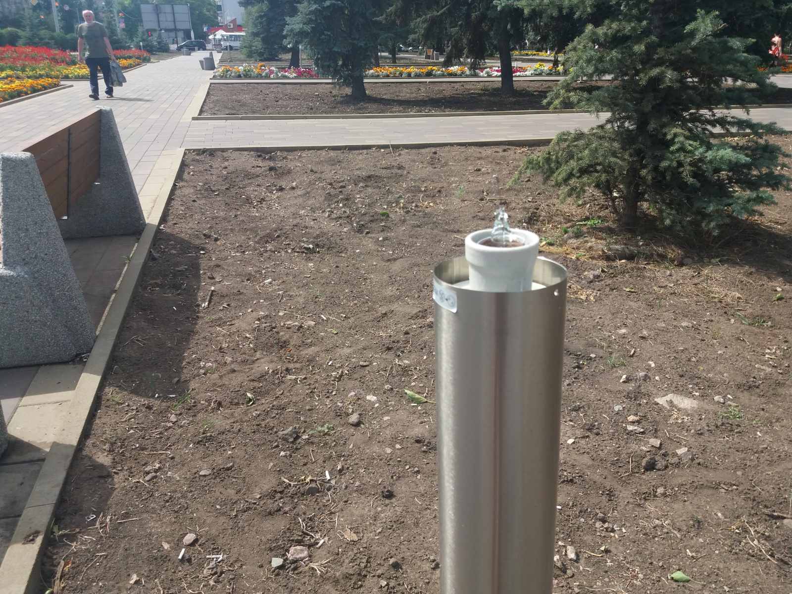 V Kramatorske vandaly lomajut novoe osveshhenie v skvere labirint 3