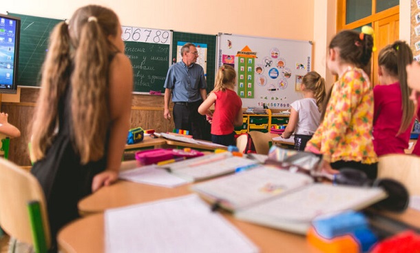 V shkolah Kramatorska s sentjabrja vvedut korrektirujushhee obuchenie