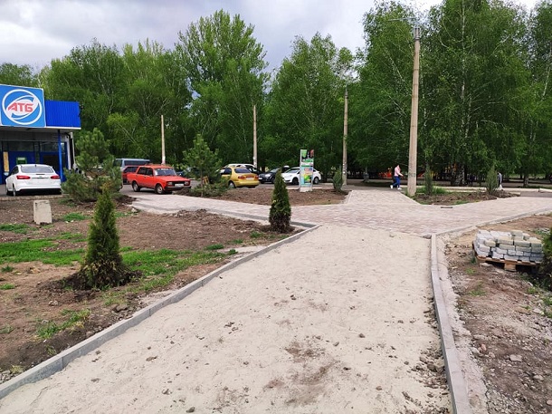Vozle ATB v Starom gorode oblagorazhivajut territoriju fotofakt 2