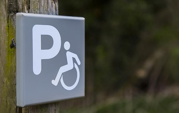 Zhitelej Kramatorska v invalidnyh koljaskah priravnjajut k velosipedistam