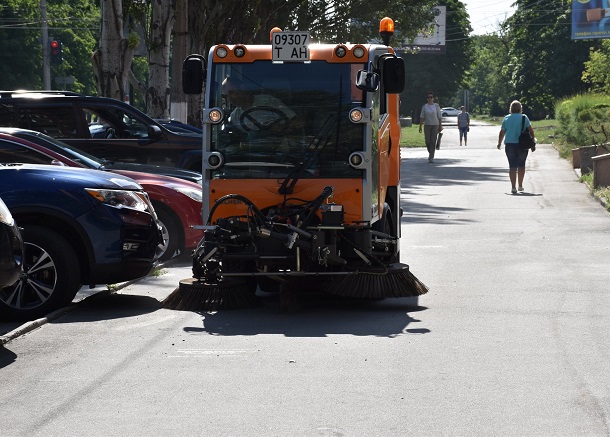 Na ulicy Kramatorska dlja uborki vyezzhaet spectehnika 1