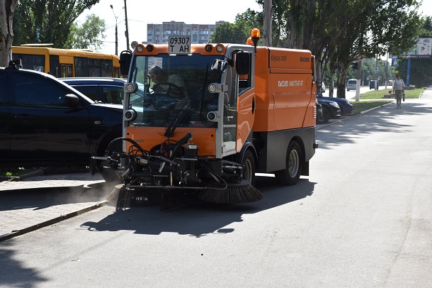 Na ulicy Kramatorska dlja uborki vyezzhaet spectehnika 2