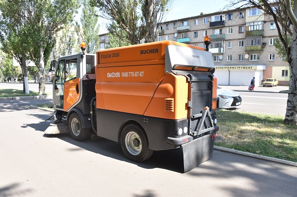 Na ulicy Kramatorska dlja uborki vyezzhaet spectehnika 3