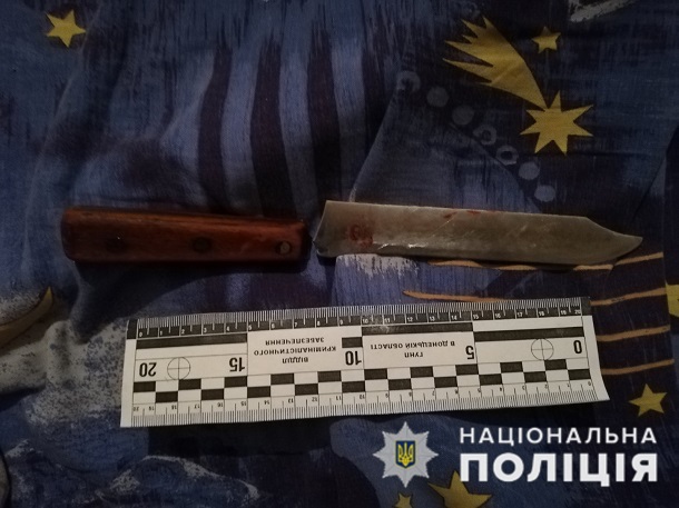 V Kramatorske muzhchina brosilsja s nozhom na svoego znakomogo