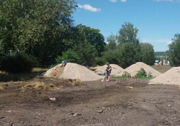V Kramatorske roditeli vygulivajut detej na stroitelnyh ploshhadkah 4