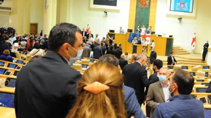 draka v parlamente gruzii foto newsgeorgiage rect 3ae8269268a2333a5d28454867baa378