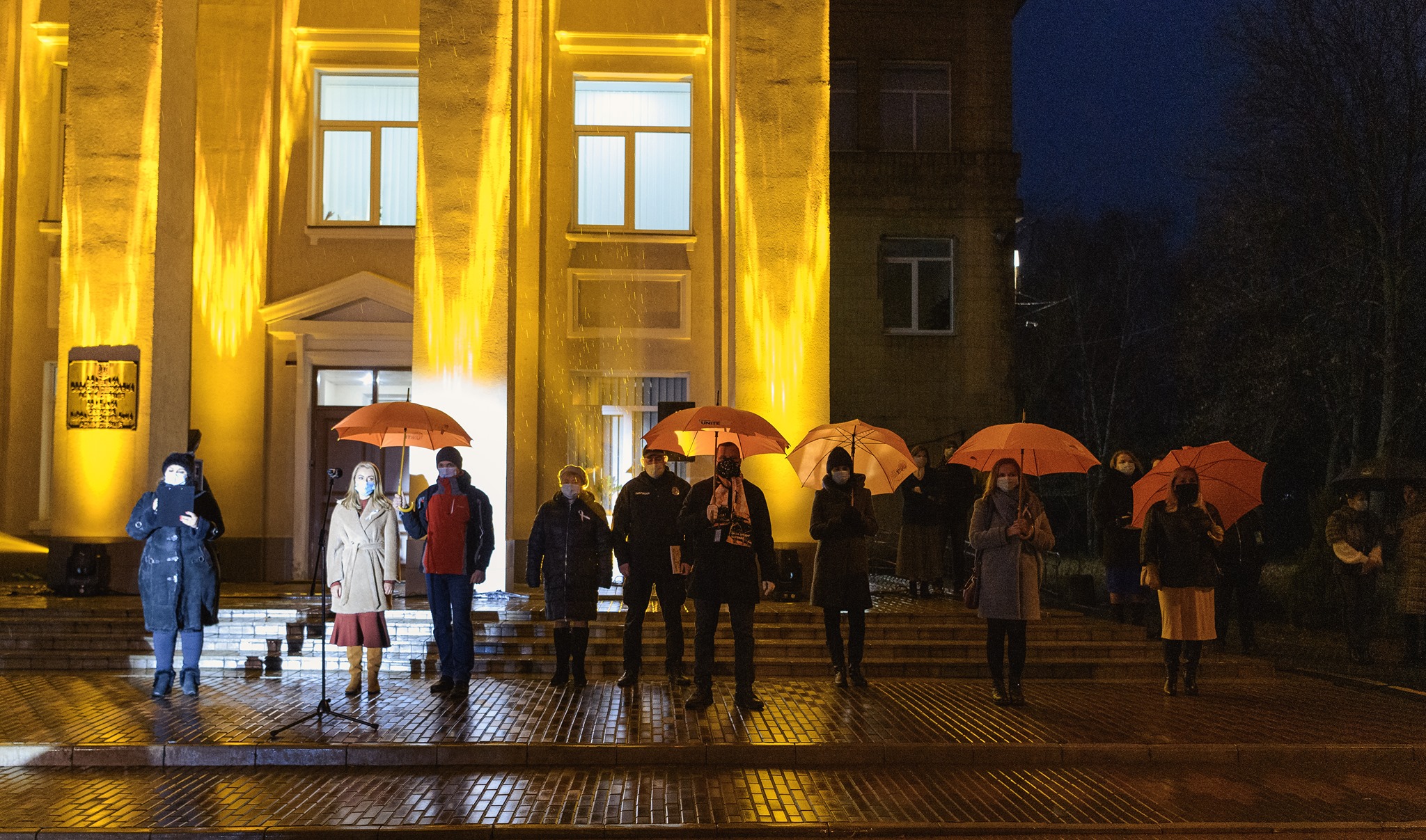 В Краматорске здание Донецкой облгосадминистрации подсветили оранжевым  цветом