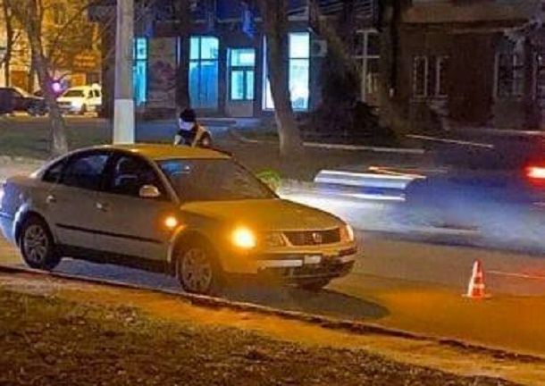 V Kramatorske na perekrestke byla sbita zhenshhina