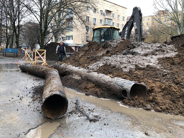 V Kramatorske na ulice Parkovoj menjajut vodoprovodnye truby 1
