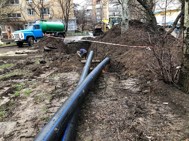 V Kramatorske na ulice Parkovoj menjajut vodoprovodnye truby 6