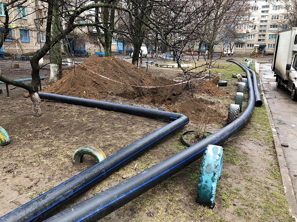 V Kramatorske na ulice Parkovoj menjajut vodoprovodnye truby 8