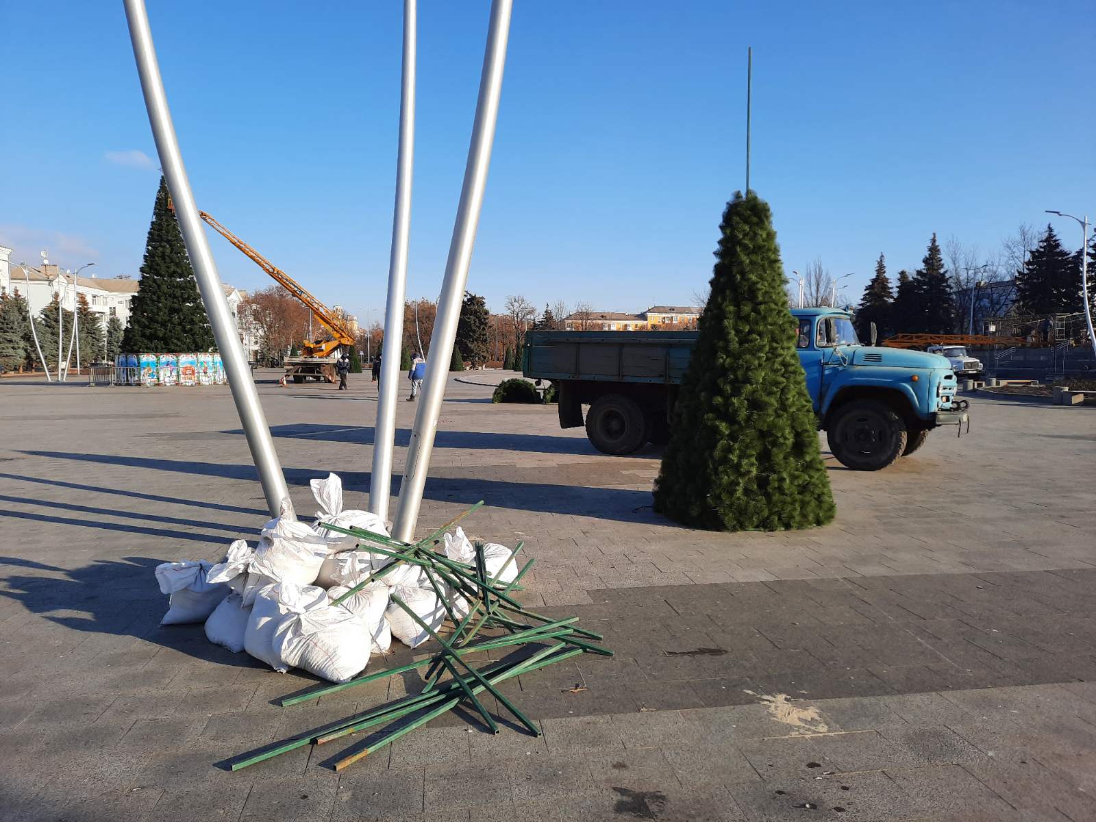 V Kramatorske prodolzhajut ukrashat centralnuju ploshhad k Novogodnim prazdnikam 1
