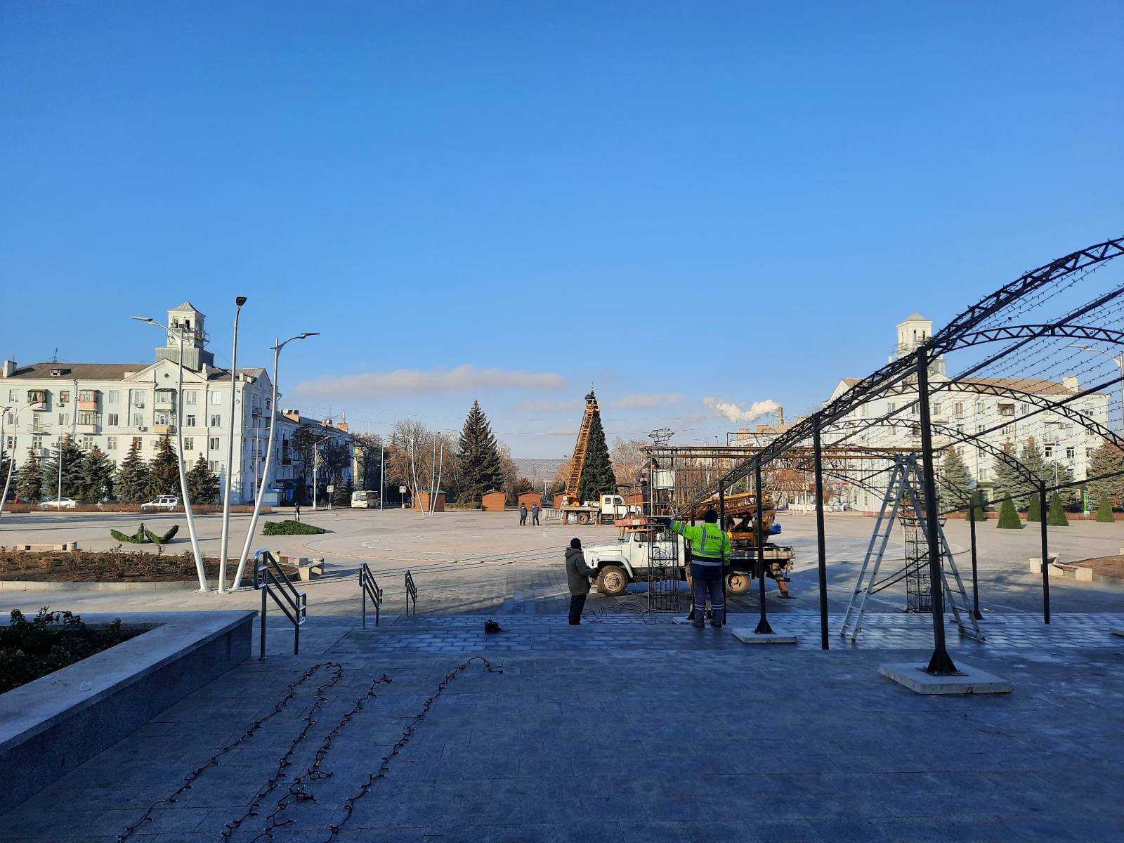 V Kramatorske prodolzhajut ukrashat centralnuju ploshhad k Novogodnim prazdnikam 2