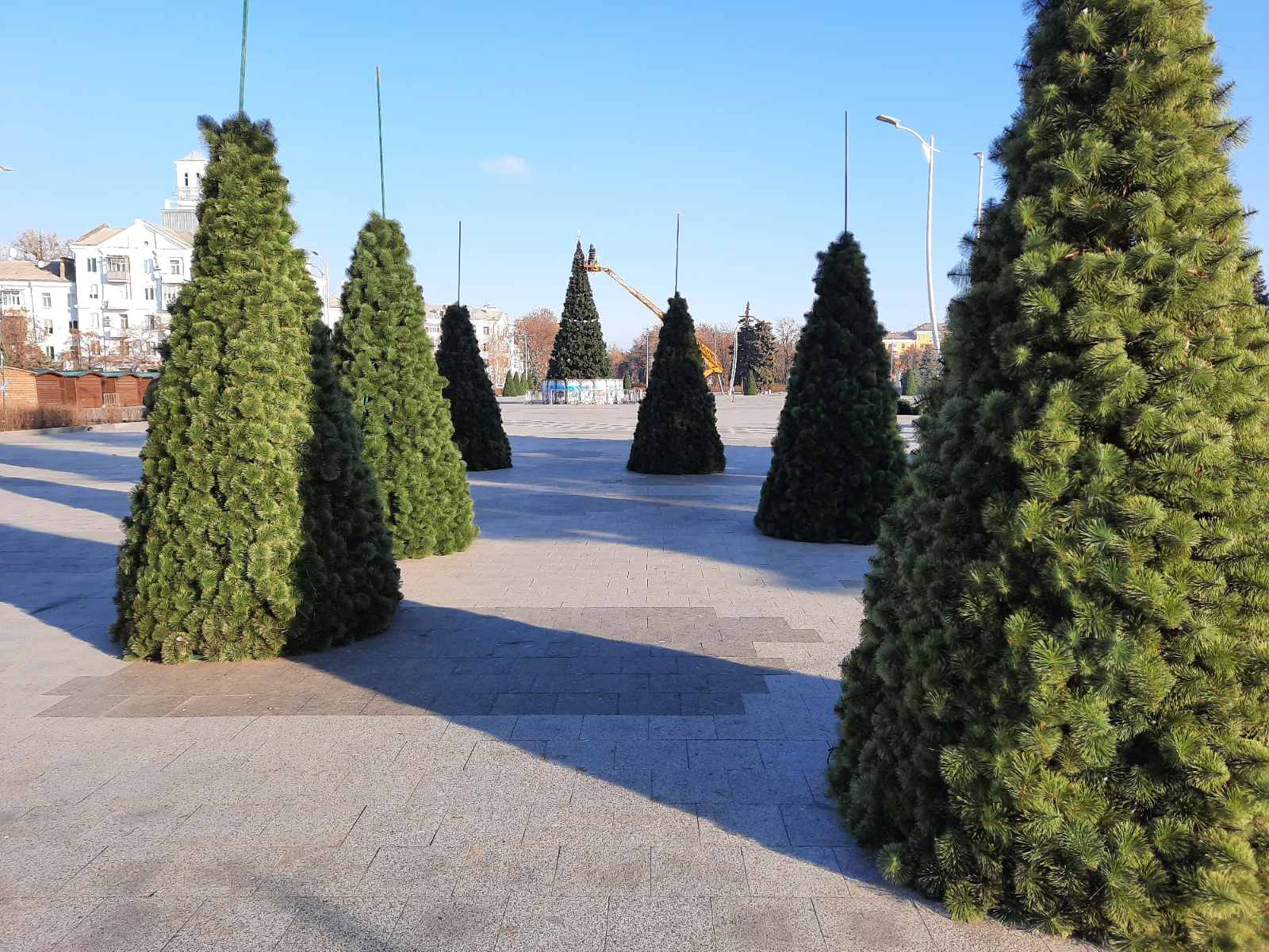 V Kramatorske prodolzhajut ukrashat centralnuju ploshhad k Novogodnim prazdnikam 8