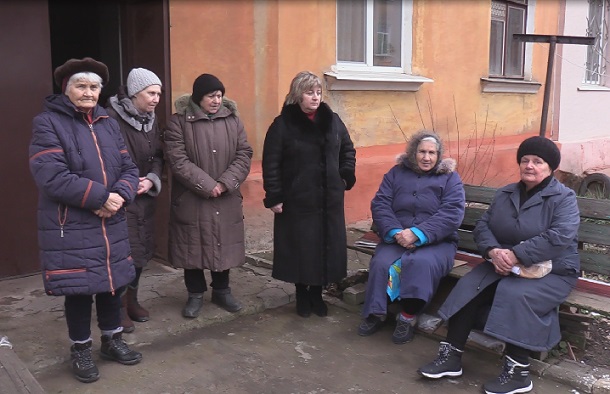 V Kramatorske zhilcy odnogo iz domov zadyhajutsja ot zapaha kanalizacii 3
