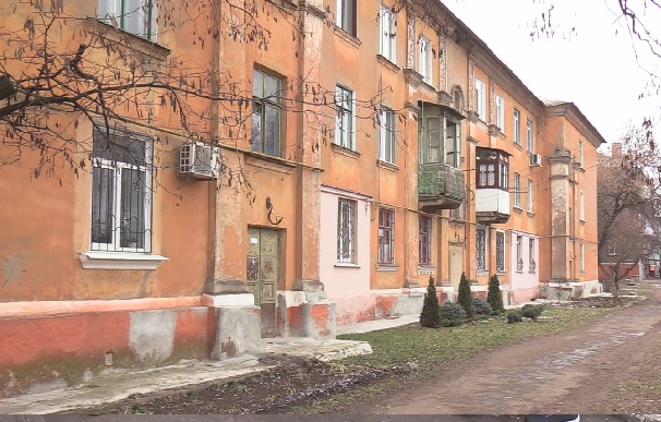 V Kramatorske zhilcy odnogo iz domov zadyhajutsja ot zapaha kanalizacii 4