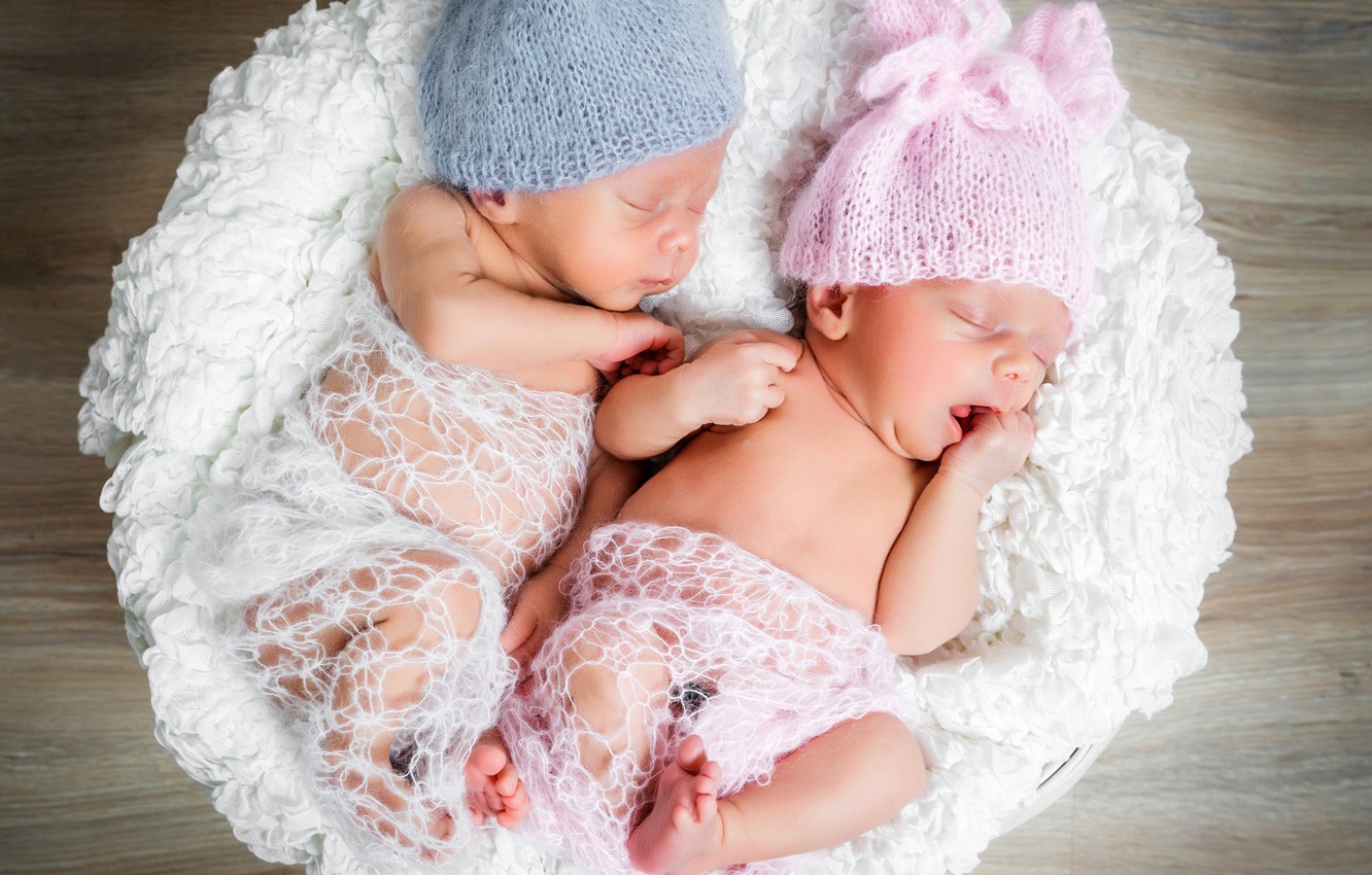 milye spiashchie mladentsy dvoiniashki korzinka malchik devo