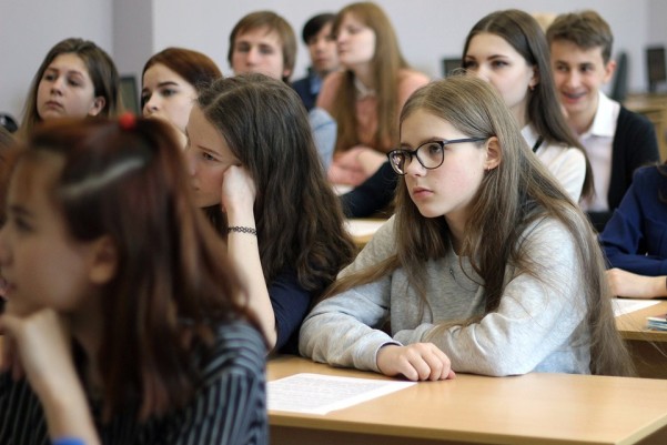 ucheniki za partami vo vremja uroka