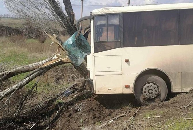 1619082881 na donbasse avtobus s shahterami vrezalsja v derevo