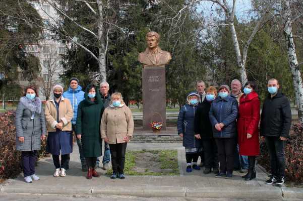 vozlozhenie cvetov bykovu