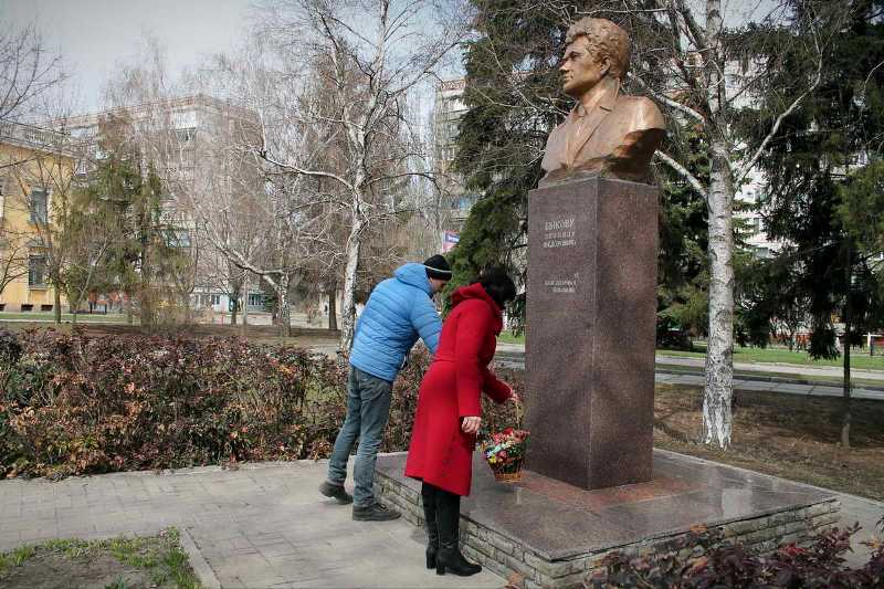 vozlozhenie cvetov bykovu1