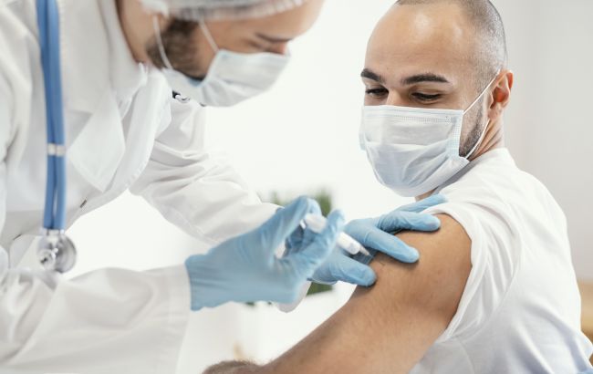 patient being vaccinated clinic 1 650x410